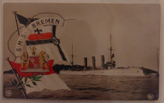 S.M.S. BREMEN mit Fahne und Wappen.png